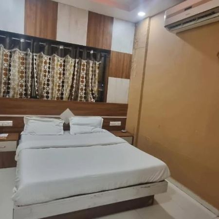 Hotel Jay Bhawani Ahmedabad Bagian luar foto