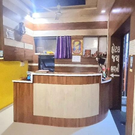 Hotel Jay Bhawani Ahmedabad Bagian luar foto