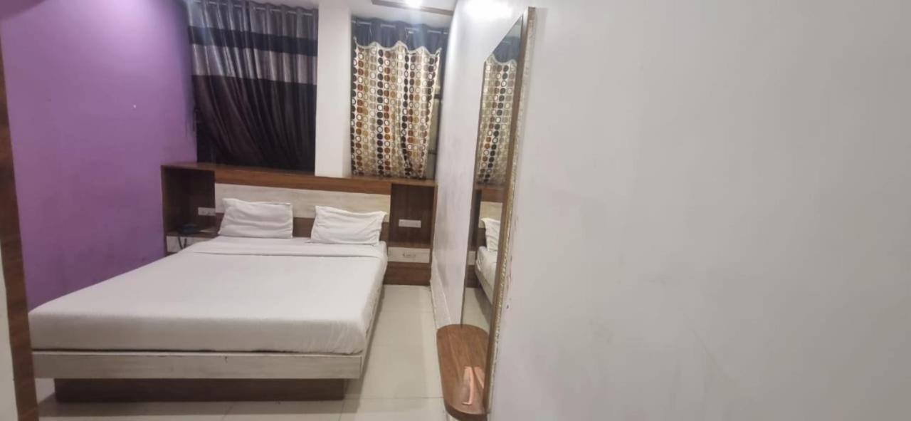 Hotel Jay Bhawani Ahmedabad Bagian luar foto