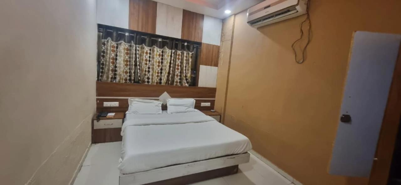 Hotel Jay Bhawani Ahmedabad Bagian luar foto