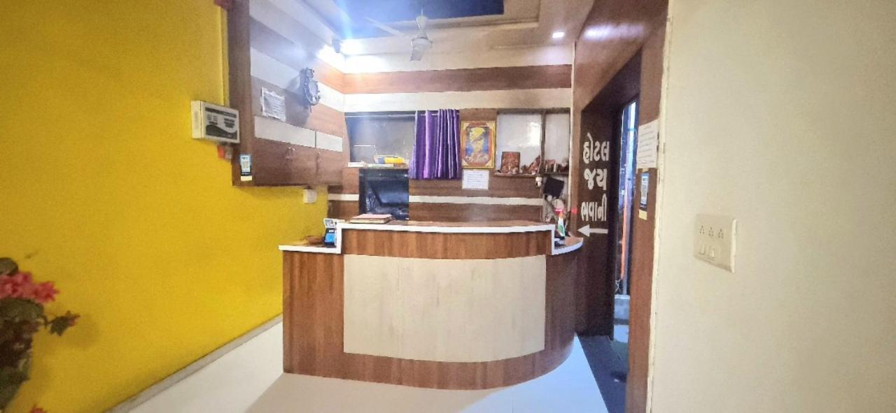 Hotel Jay Bhawani Ahmedabad Bagian luar foto